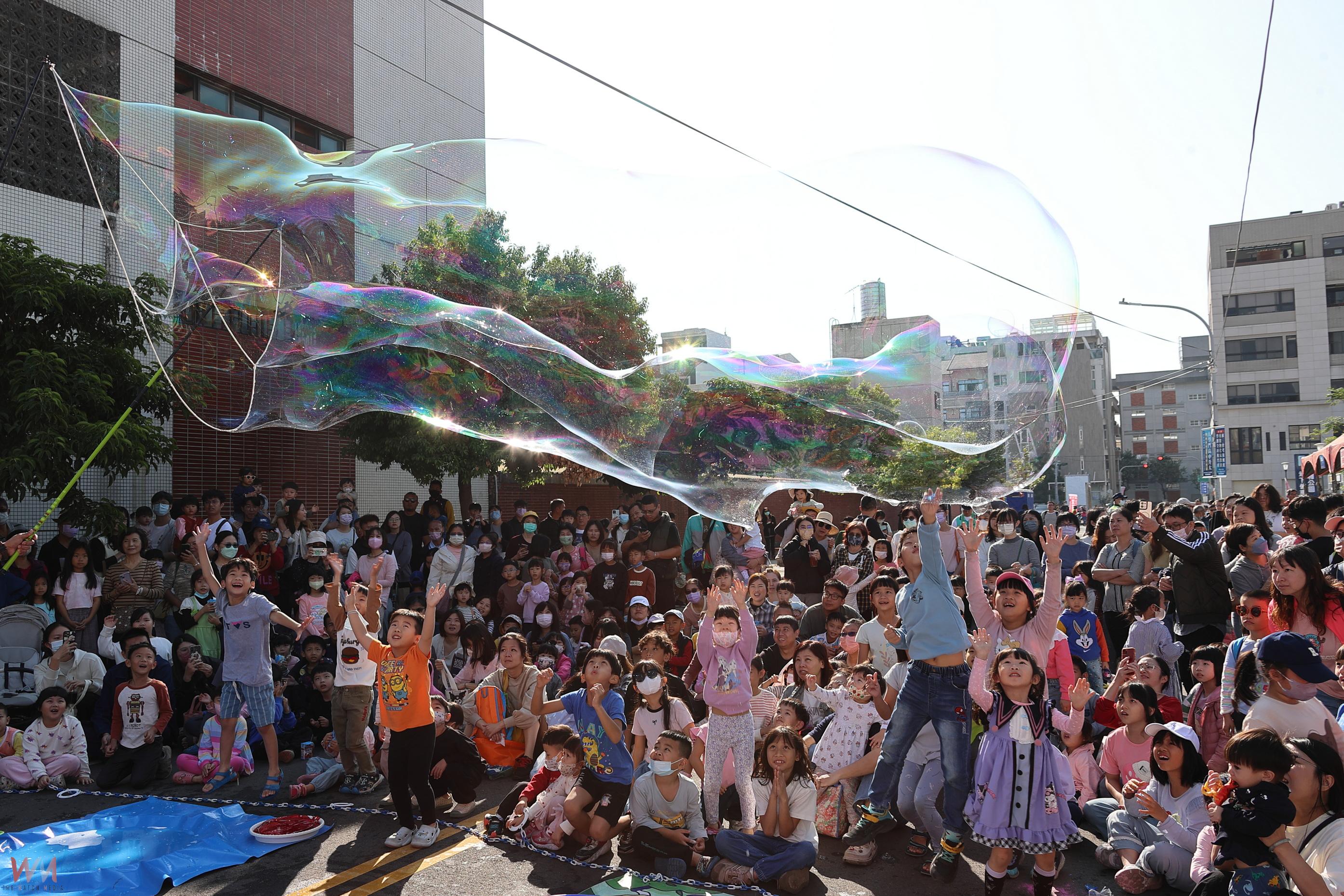 (有影片)/馬路變畫布!黃秀芳辦封街塗鴉活動 上千親子同樂 - https://www.watchmedia01.com