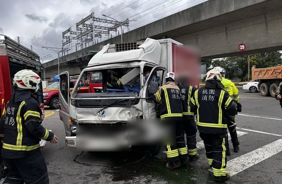 砂石車左轉釀禍 桃園蘆竹路口小貨車遭猛撞　駕駛骨折送醫 - https://www.watchmedia01.com