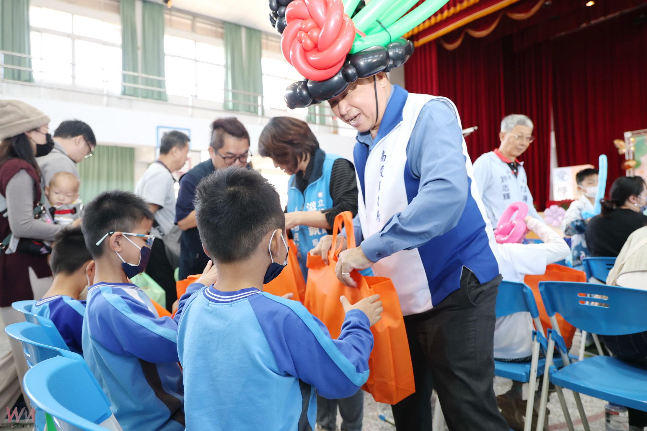 慢飛天使歡聚慶耶誕 王瑞德副縣長溫馨送禮獻祝福 - https://www.watchmedia01.com