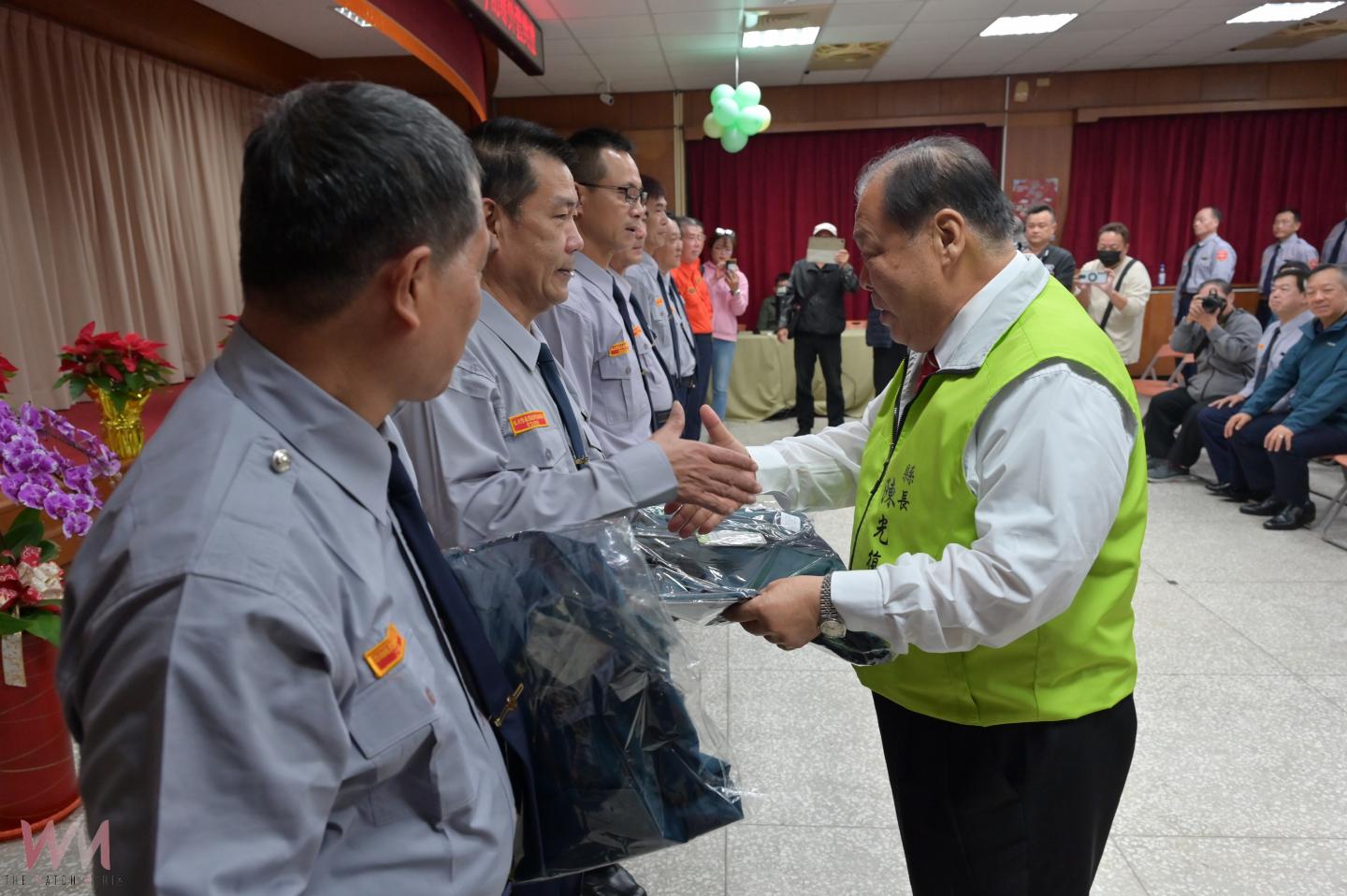 感謝警消與協勤民力 澎湖縣府致贈1900件防寒外套 - https://www.watchmedia01.com