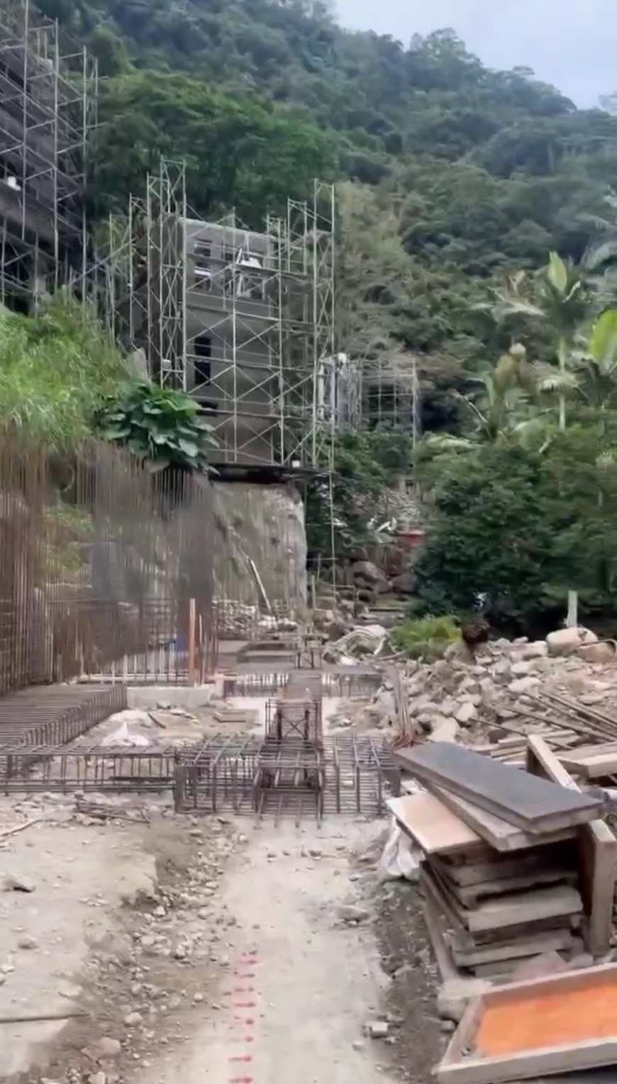 金盈瀑布河谷行水區大違建遲未處理 民進黨宜縣議會黨團批「無政府狀態」