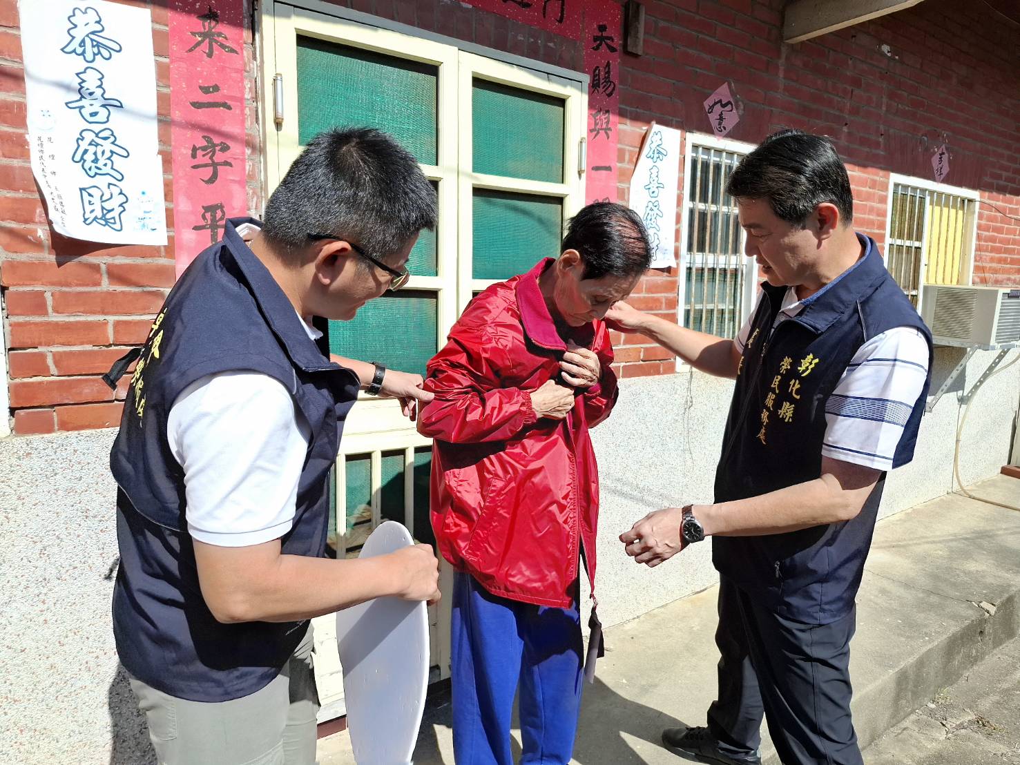 彰化榮民處攜手善心人士 向清寒榮民發放60件保暖外套 - https://www.watchmedia01.com