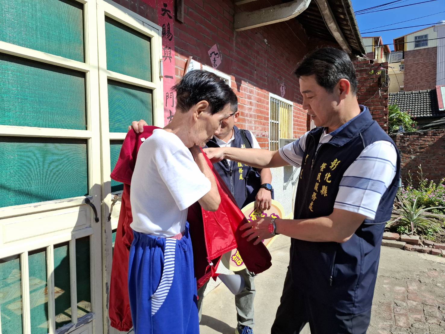 彰化榮民處攜手善心人士 向清寒榮民發放60件保暖外套 - https://www.watchmedia01.com