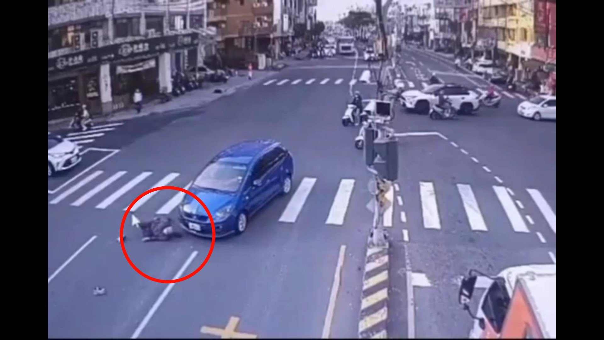 (有影片)/71歲翁過斑馬線遭左轉車撞飛 女駕駛恐挨3.6萬罰單並吊照 - https://www.watchmedia01.com