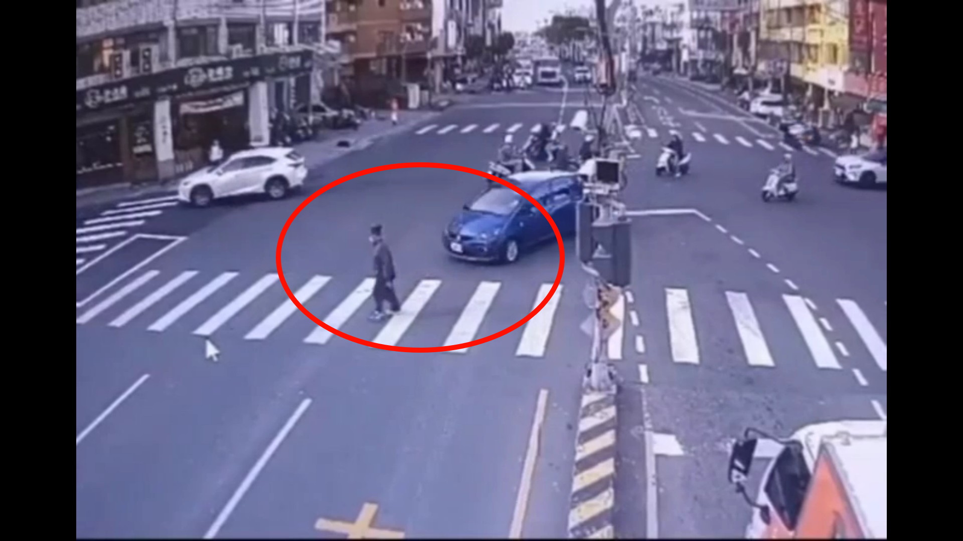 (有影片)/71歲翁過斑馬線遭左轉車撞飛 女駕駛恐挨3.6萬罰單並吊照 - https://www.watchmedia01.com