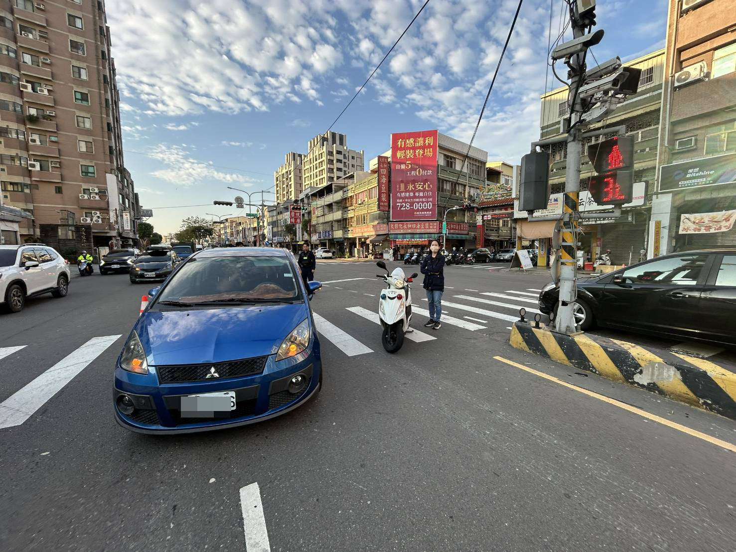 (有影片)/71歲翁過斑馬線遭左轉車撞飛 女駕駛恐挨3.6萬罰單並吊照 - https://www.watchmedia01.com
