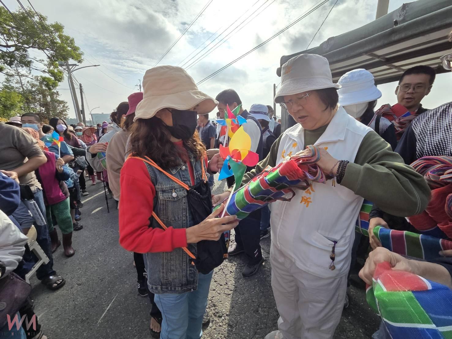 民雄花海結合火車美景引人潮 千人拔蘿蔔享田園樂趣 - https://www.watchmedia01.com