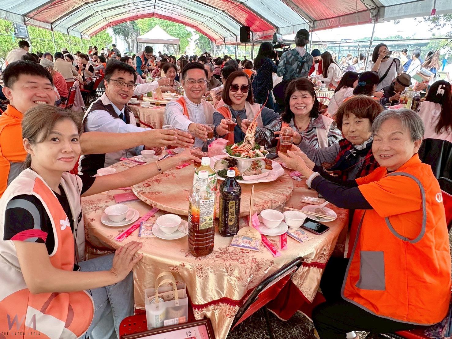 弘道.全美世界攜手送暖 興大附農學生當「總鋪師」 與弱勢長輩吃「辦桌」圍爐 - https://www.watchmedia01.com