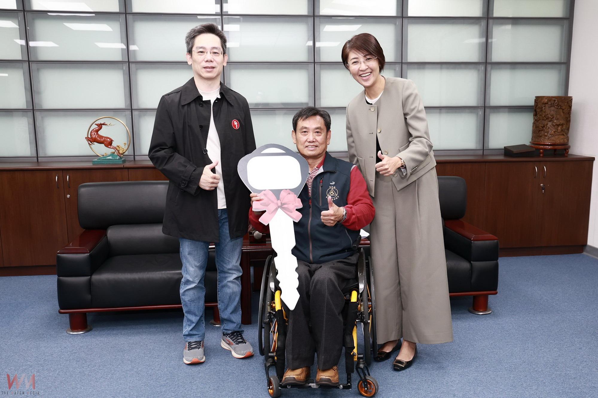 許淑華縣長感謝中華耆幼關懷協會捐贈本縣復康巴士 - https://www.watchmedia01.com