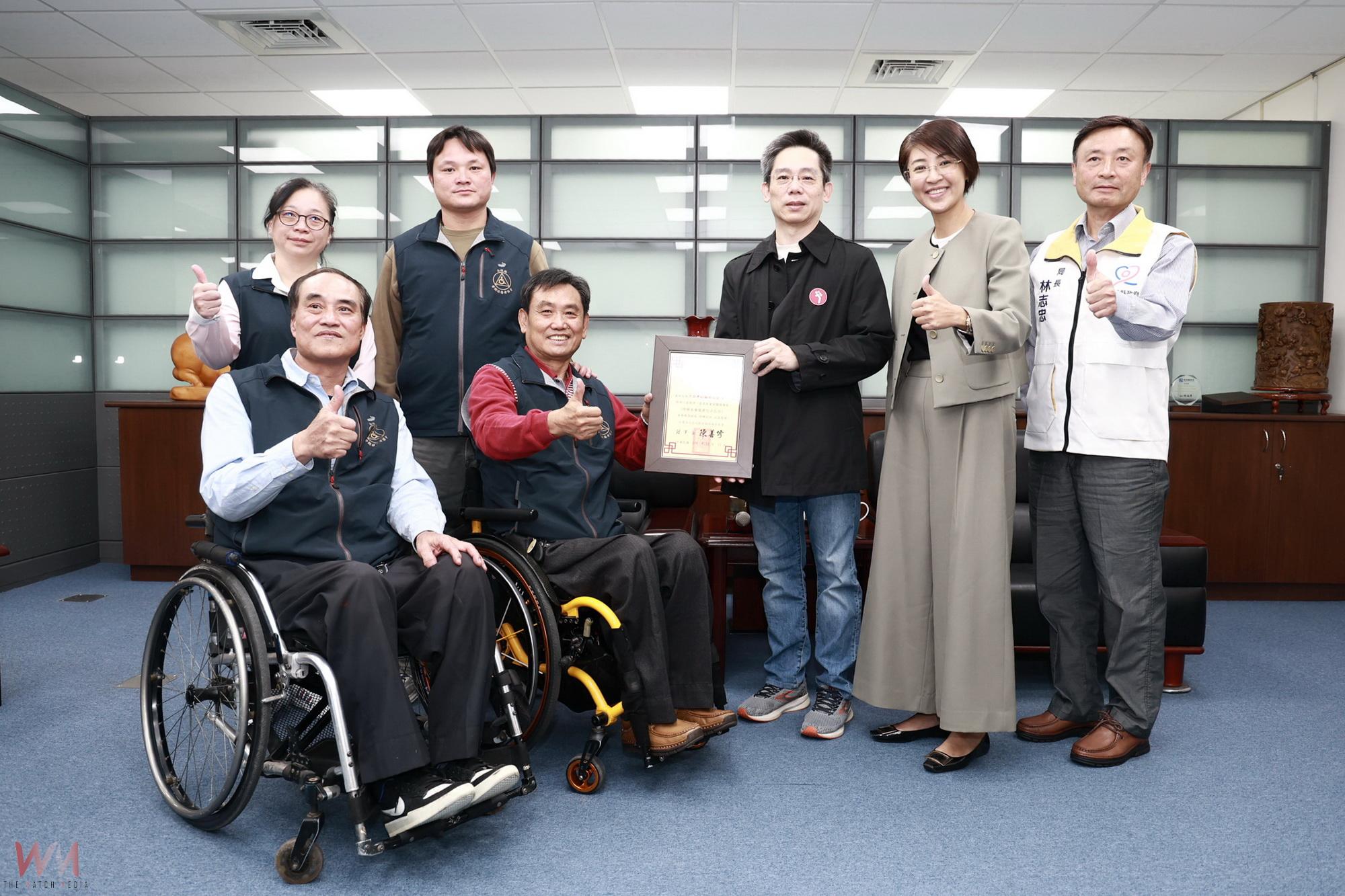 許淑華縣長感謝中華耆幼關懷協會捐贈本縣復康巴士 - https://www.watchmedia01.com