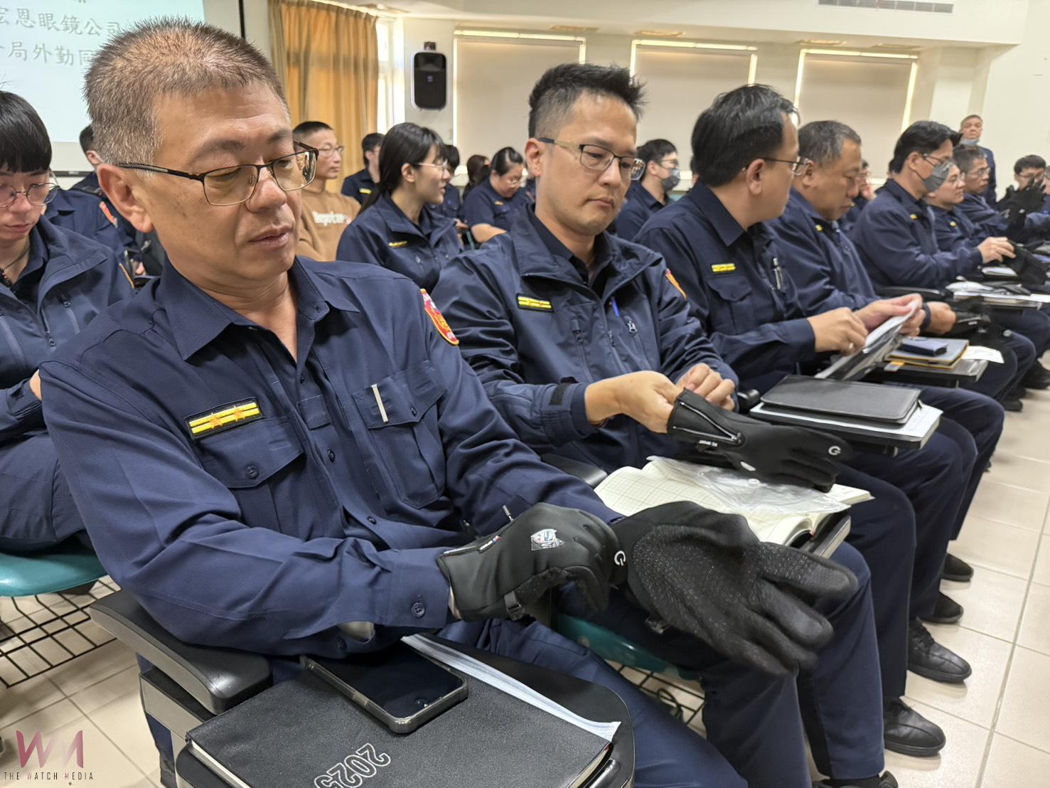 寒冬守護暖人心 彰化眼鏡行業者捐375副戰略手套給警察 - https://www.watchmedia01.com