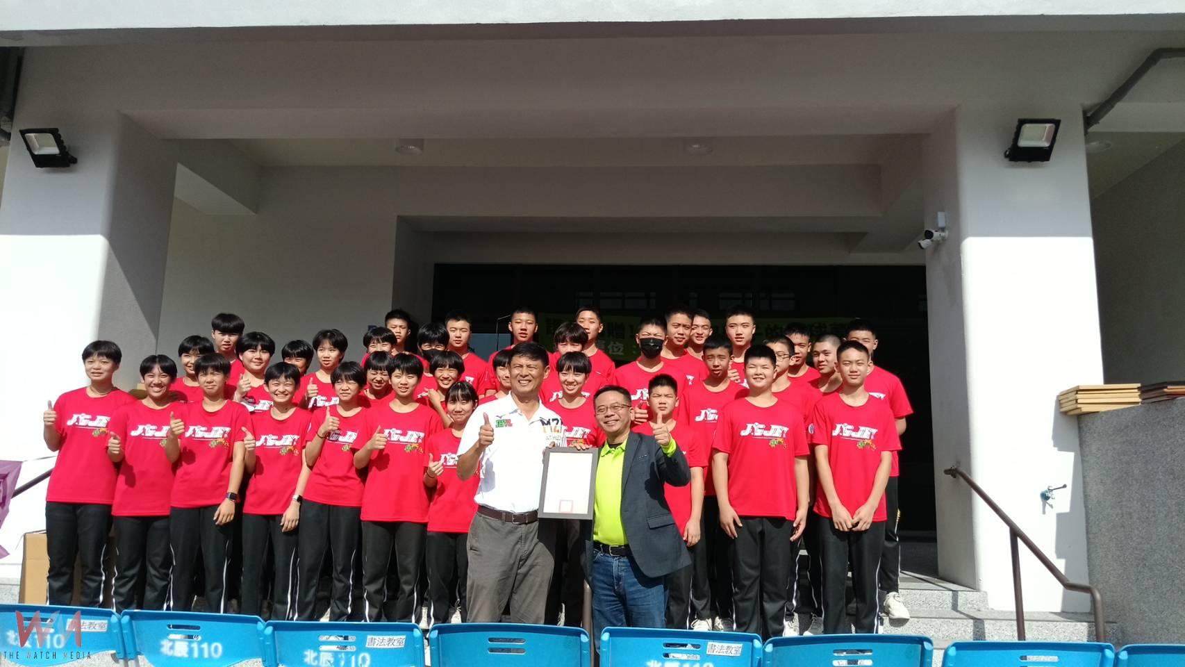 (有影片)/護具捐贈守護偏鄉學子 蔡岳儒攜手企業力挺排球夢 - https://www.watchmedia01.com