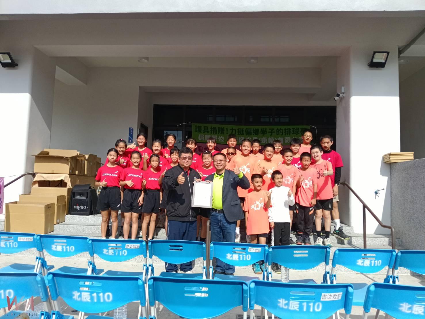 (有影片)/護具捐贈守護偏鄉學子 蔡岳儒攜手企業力挺排球夢 - https://www.watchmedia01.com
