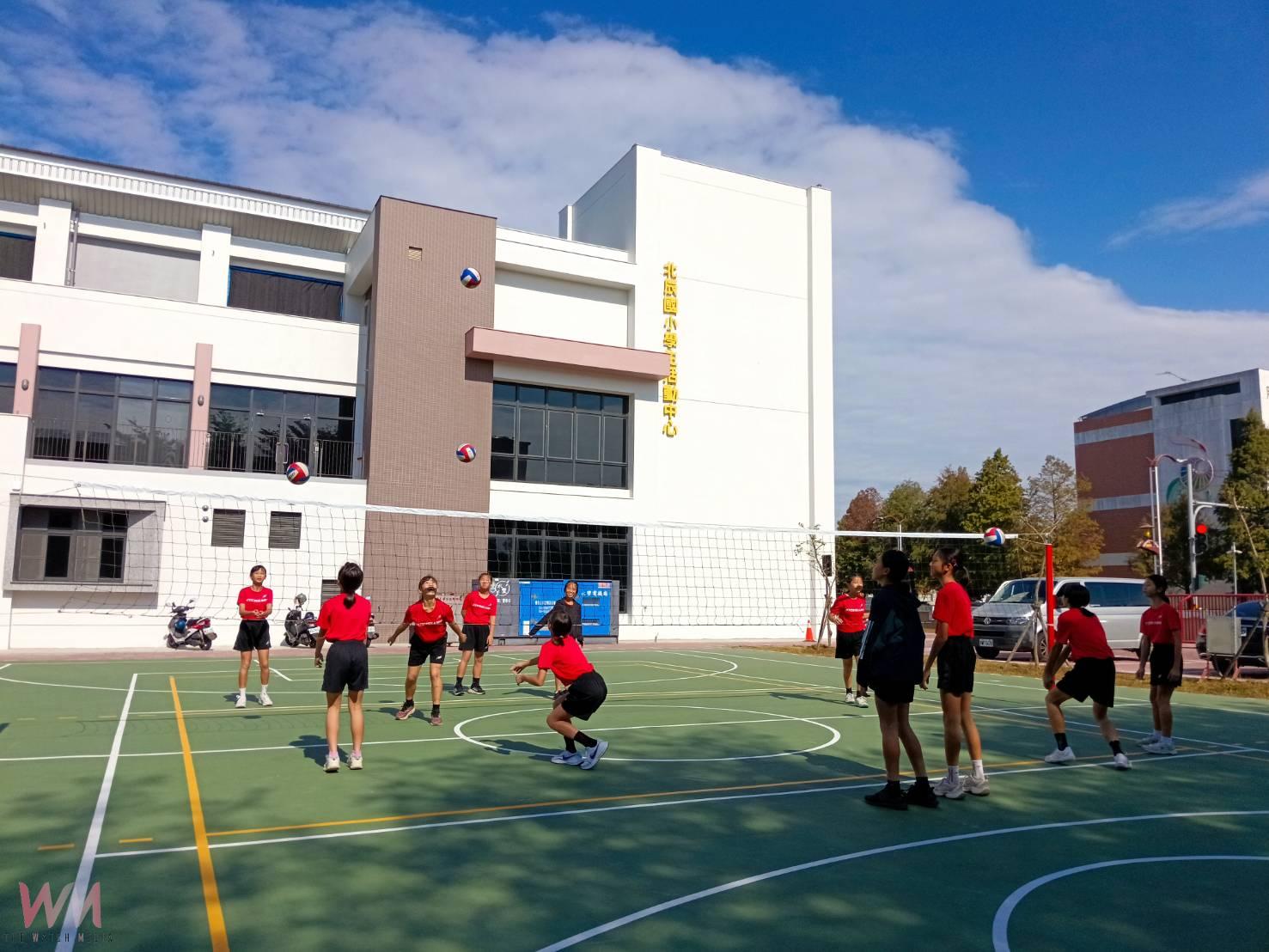 (有影片)/護具捐贈守護偏鄉學子 蔡岳儒攜手企業力挺排球夢 - https://www.watchmedia01.com