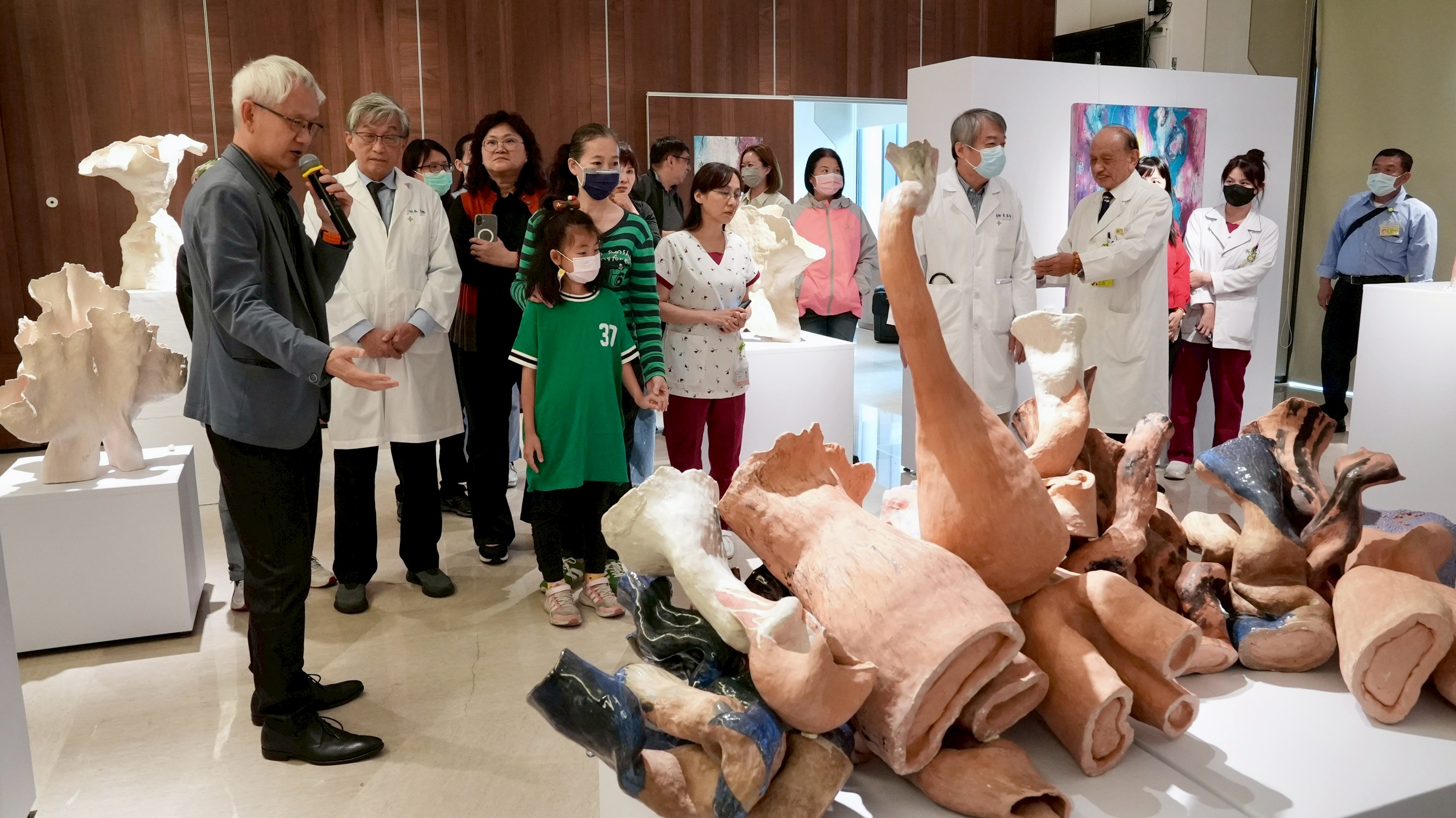 (有影片)/鄭良珊醫師個展開展 刀鋒與窯火間呈現生命裂縫與重生 - https://www.watchmedia01.com