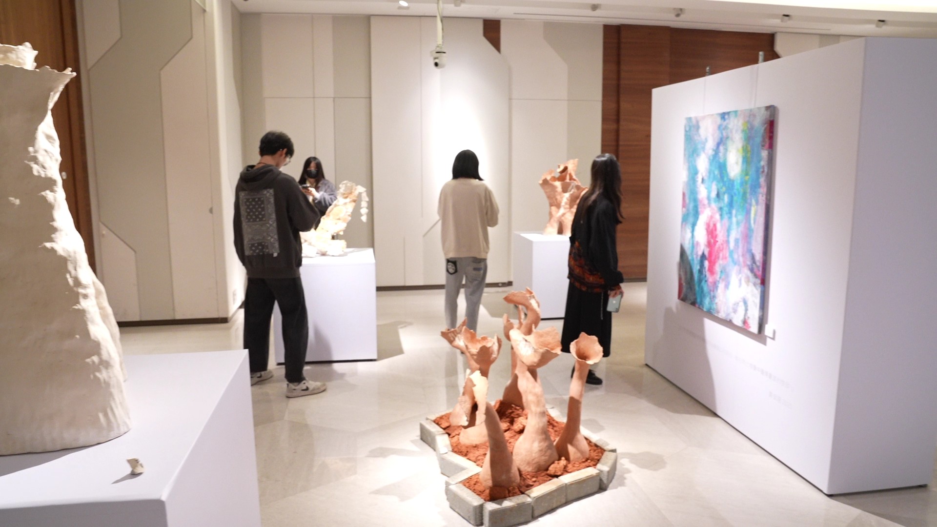 (有影片)/鄭良珊醫師個展開展 刀鋒與窯火間呈現生命裂縫與重生 - https://www.watchmedia01.com