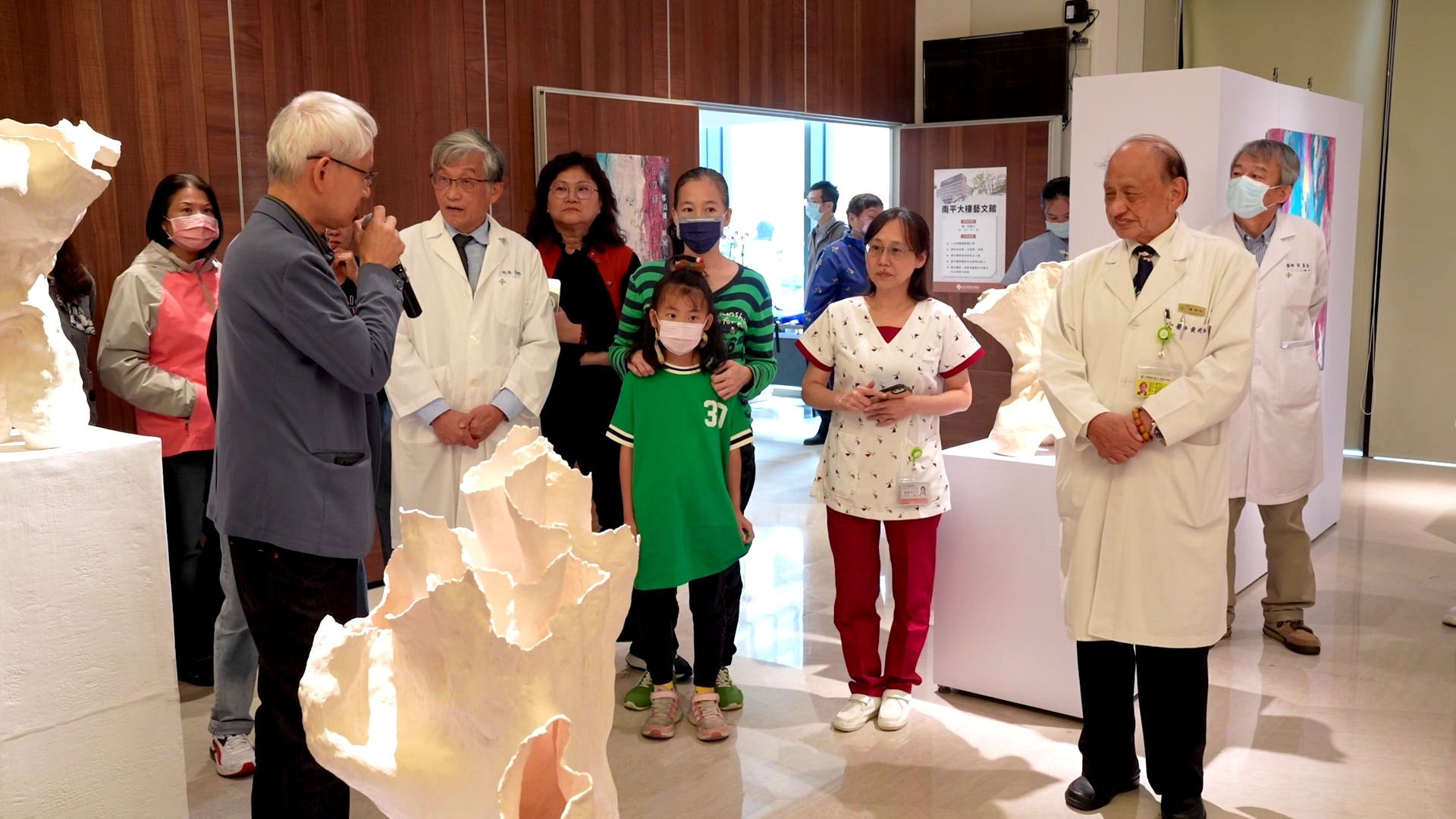 (有影片)/鄭良珊醫師個展開展 刀鋒與窯火間呈現生命裂縫與重生 - https://www.watchmedia01.com