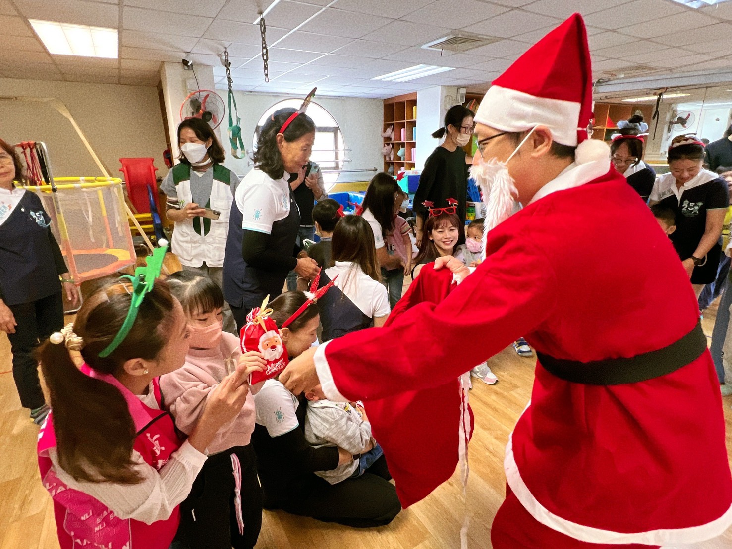 (有影片)/家扶學園聖誕活動 110位孩子手握夢想禮物笑開懷 - https://www.watchmedia01.com