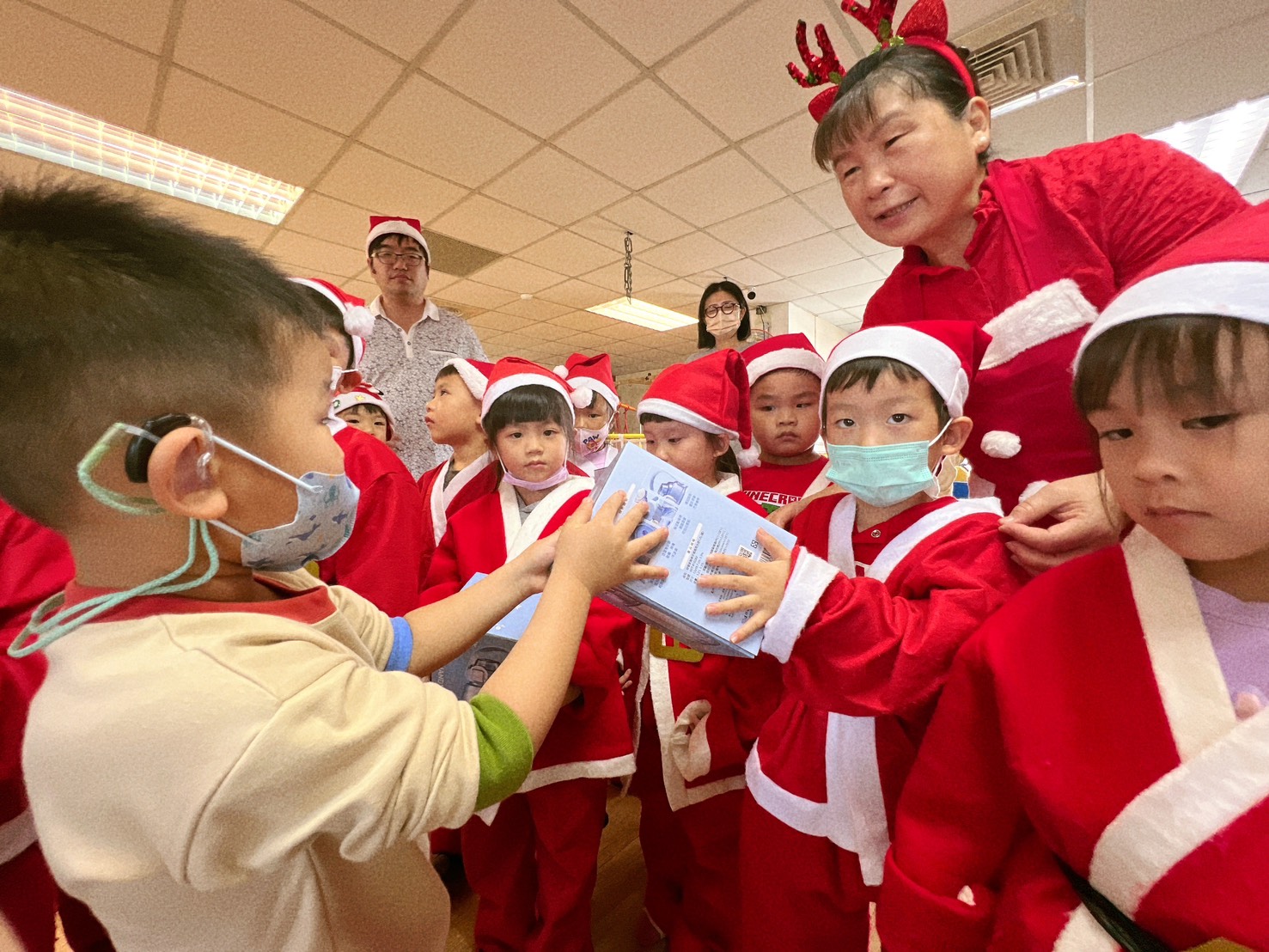 (有影片)/家扶學園聖誕活動 110位孩子手握夢想禮物笑開懷 - https://www.watchmedia01.com
