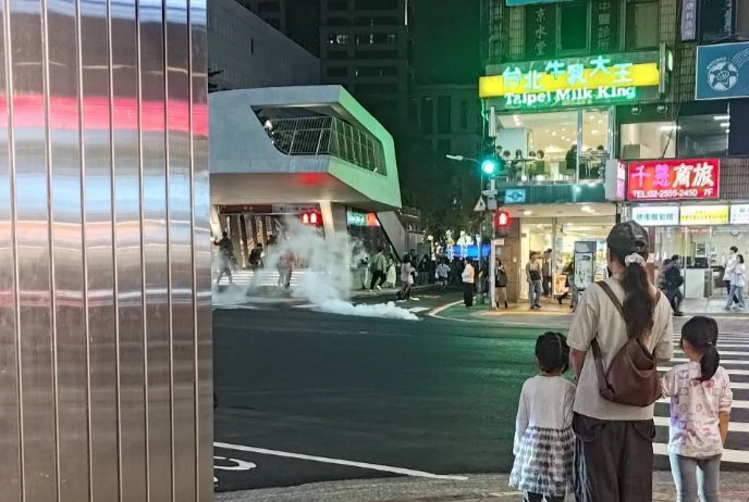 北捷成煉獄!面具男持長刀隨機殺人 血洗完畏罪跳樓亡 - https://www.watchmedia01.com