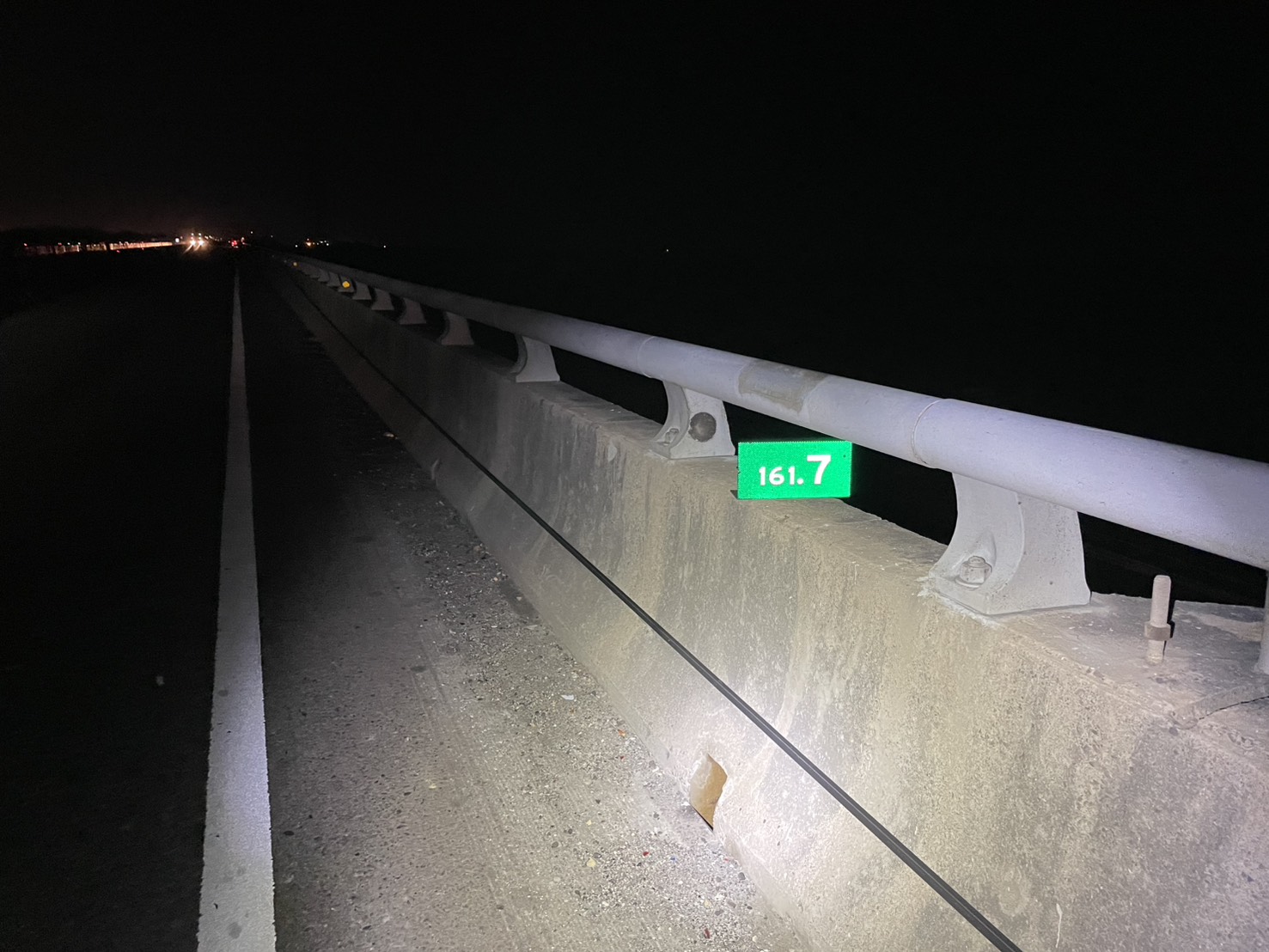 夜半施工水泥紐澤西倒！彰化西濱3車連環撞 - https://www.watchmedia01.com