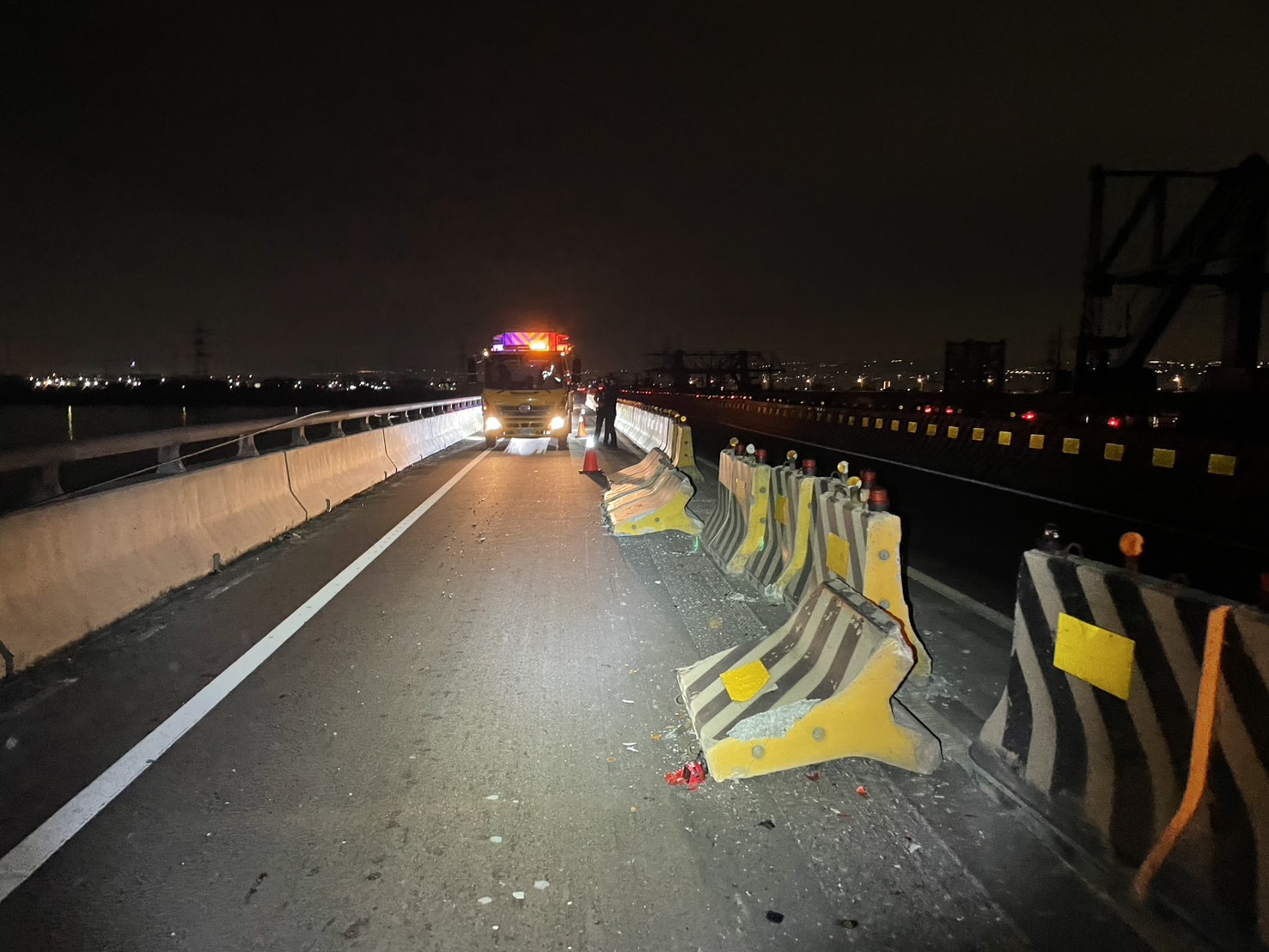 夜半施工水泥紐澤西倒！彰化西濱3車連環撞 - https://www.watchmedia01.com