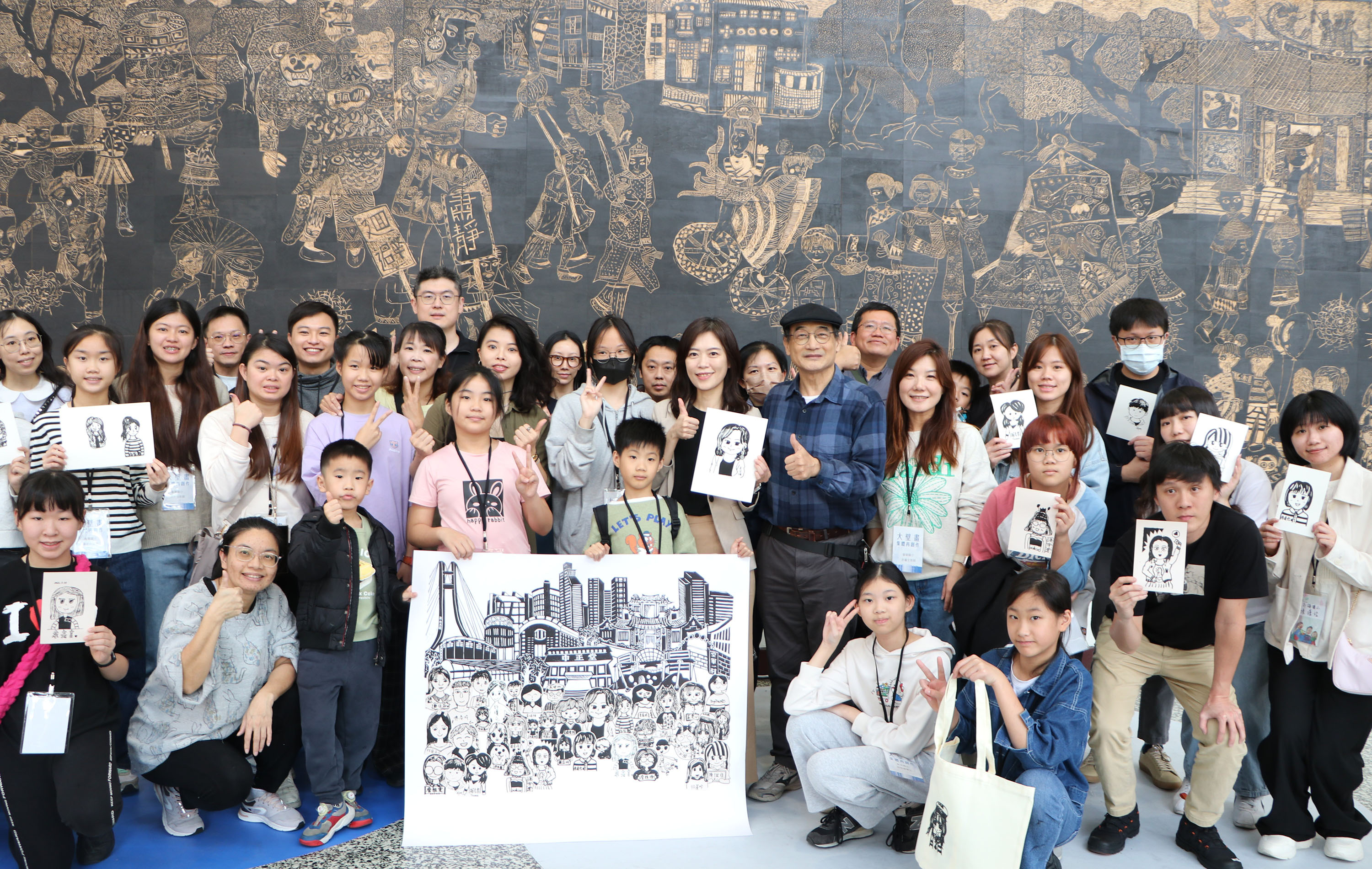 市圖三重分館之友回娘家！20年前共繪入口壁畫創作者重溫老記憶