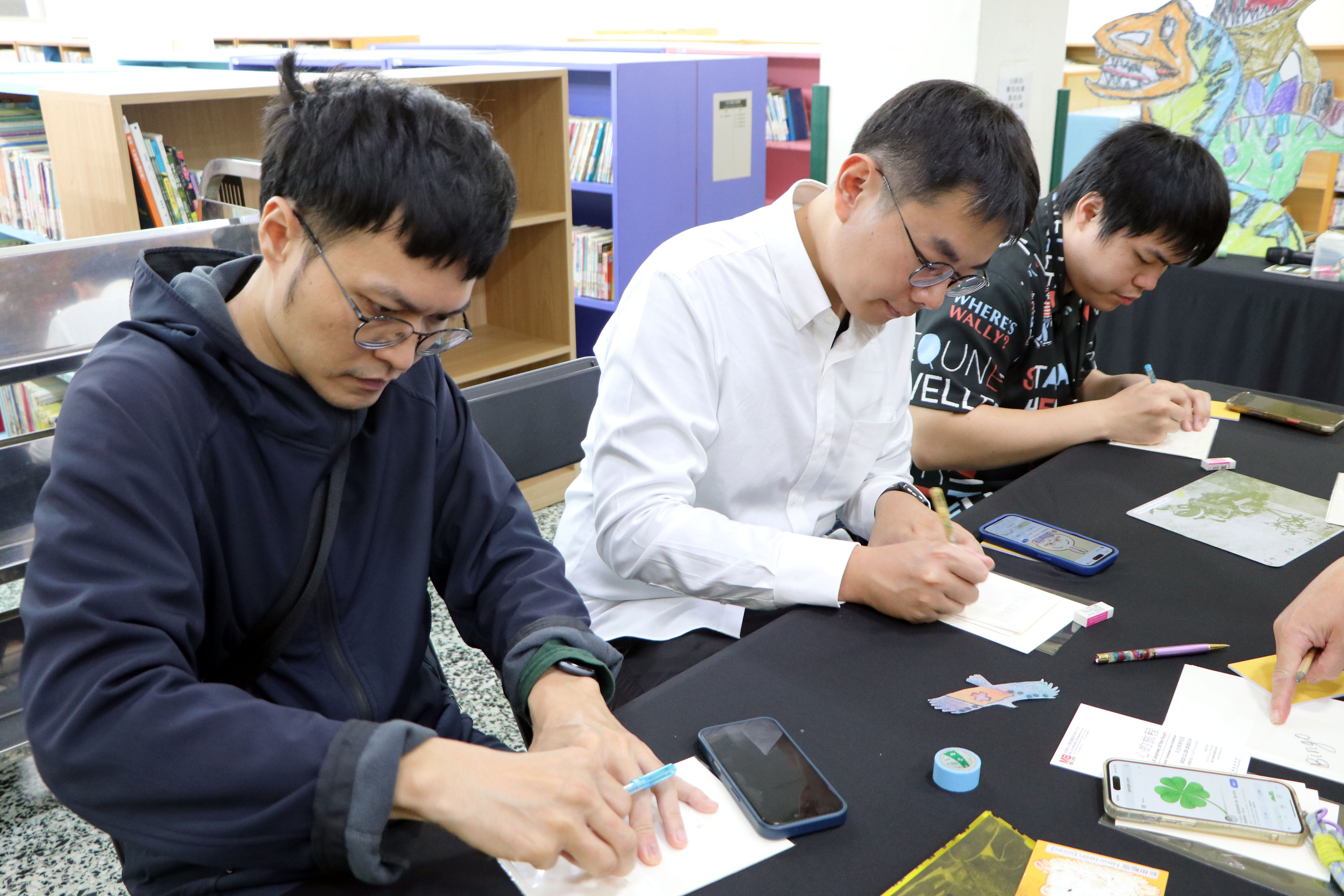 市圖三重分館之友回娘家!20年前共繪入口壁畫創作者重溫老記憶 - https://www.watchmedia01.com