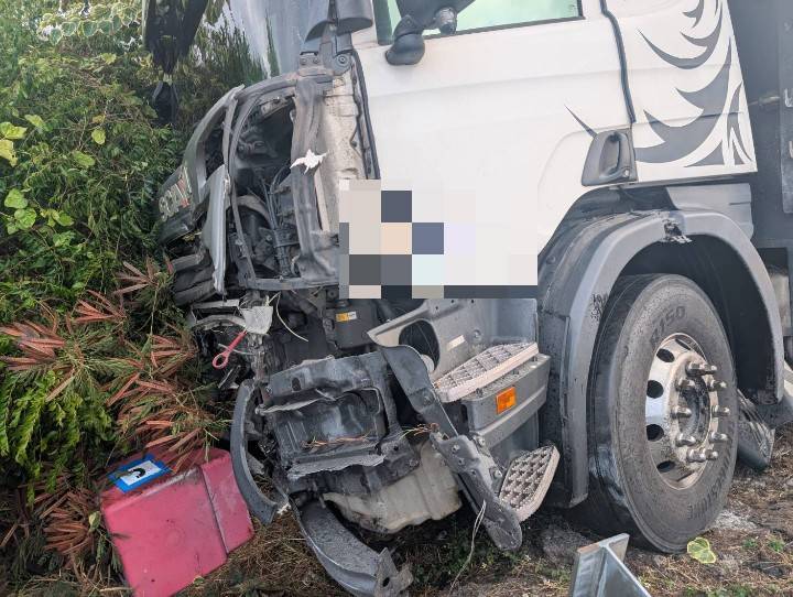 國道1號溪州段大貨車自撞護欄　3人幸運毫髮無傷