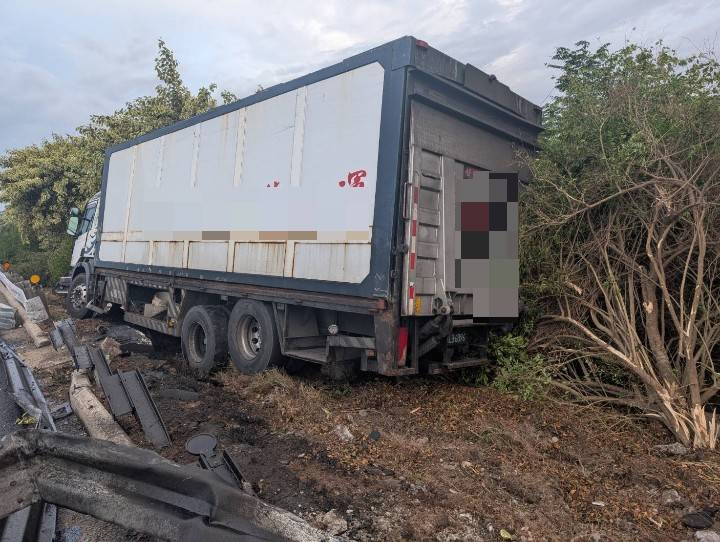 國道1號溪州段大貨車自撞護欄 3人幸運毫髮無傷 - https://www.watchmedia01.com