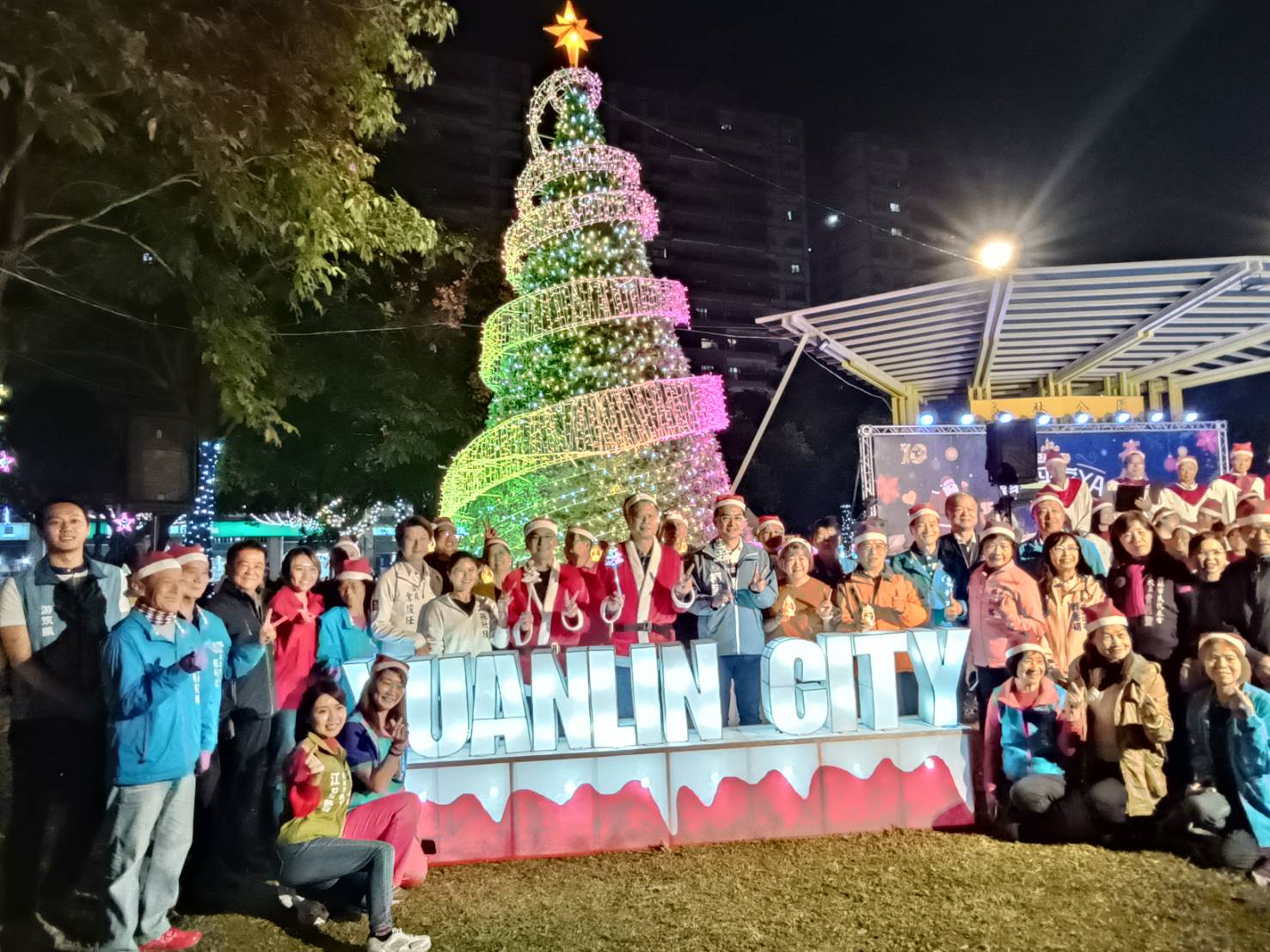 （有影片）／點亮聖誕樹　踩街報佳音暖人心　員林一起平安YA！