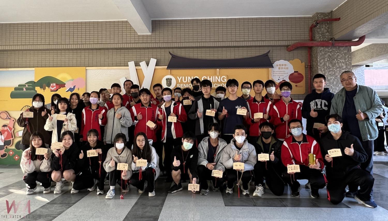 嘉義縣立永慶高中結合地方文化意象與藝術巧思設計「祈福牆」,為即將迎戰學測的高三學生穩定心情、加油打氣,以昂首邁向美好未來。(圖/永慶高中提供)