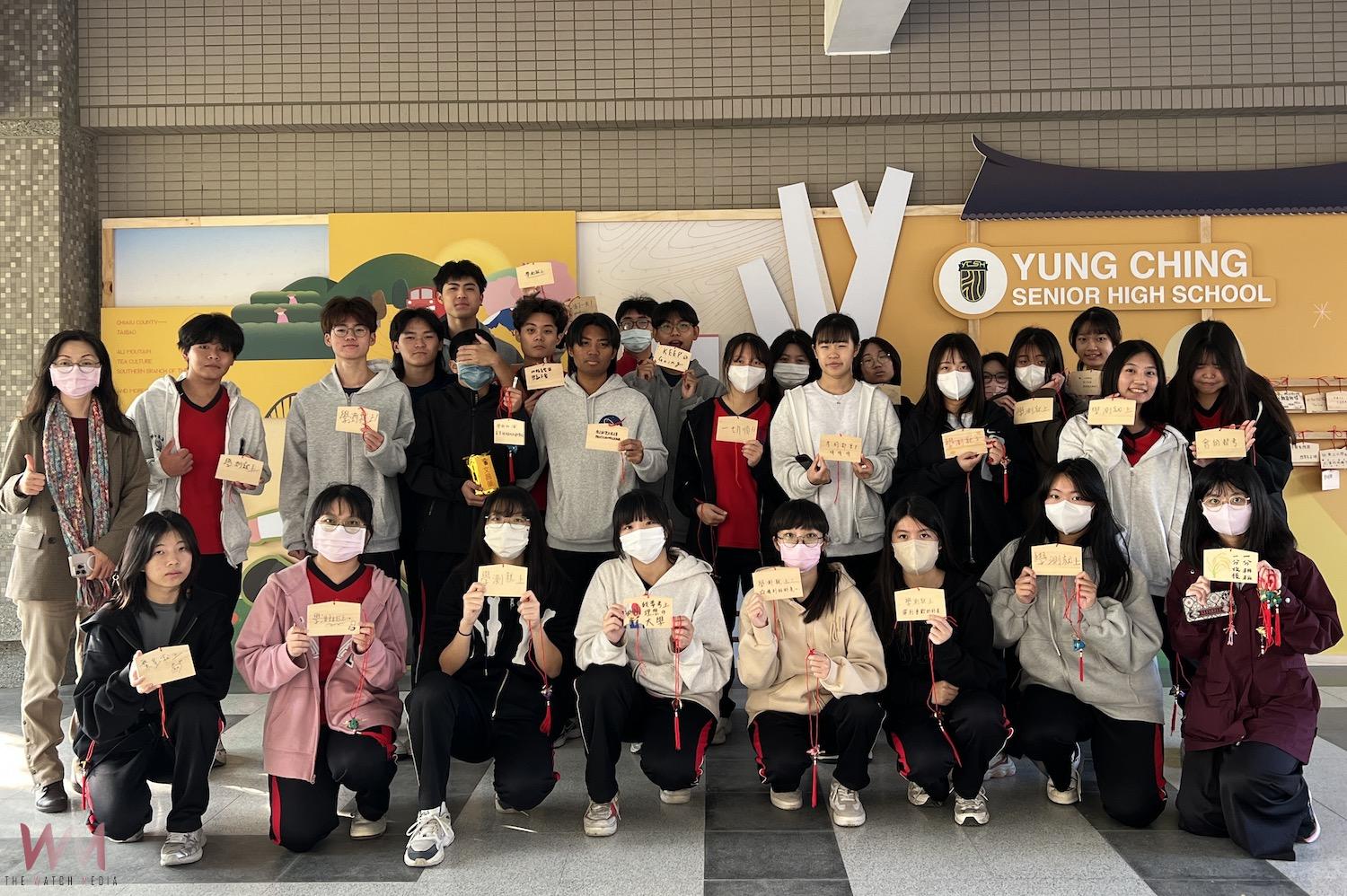 嘉義縣立永慶高中結合地方文化意象與藝術巧思設計「祈福牆」,為即將迎戰學測的高三學生穩定心情、加油打氣,以昂首邁向美好未來。(圖/永慶高中提供)