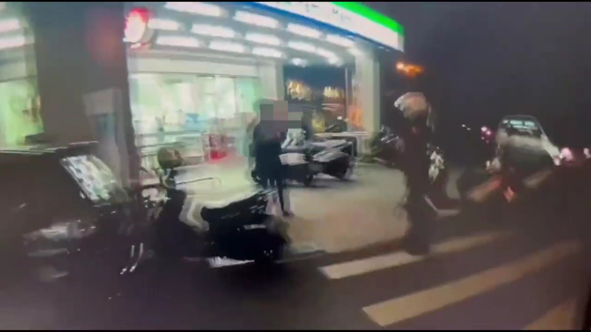 (有影片)/彰化民族路街友持鐮刀驚嚇民眾 警方即刻制伏 - https://www.watchmedia01.com