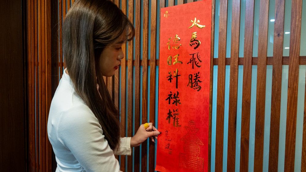 靈鷲山馬年春聯限量送 心道法師墨寶「火馬飛騰 德旺科祿權」 - https://www.watchmedia01.com