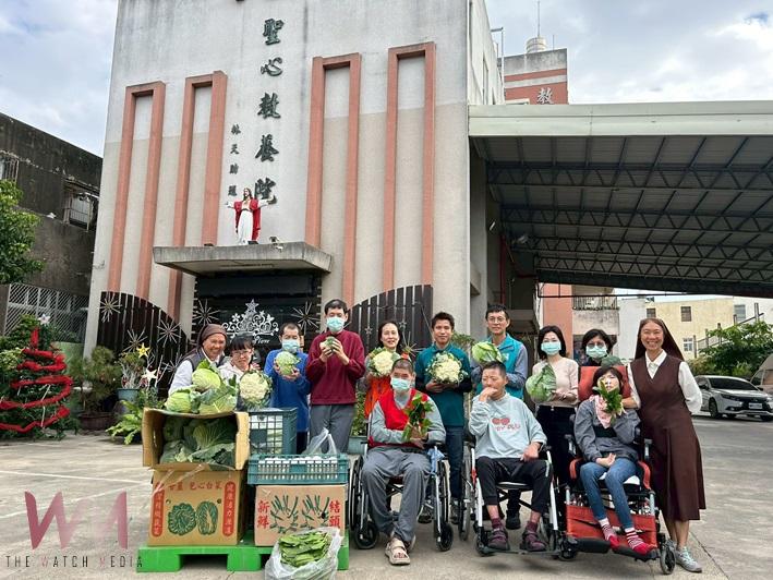 青創「青穎蔬果」回饋社會攜手勞青處贈蔬菜傳愛心