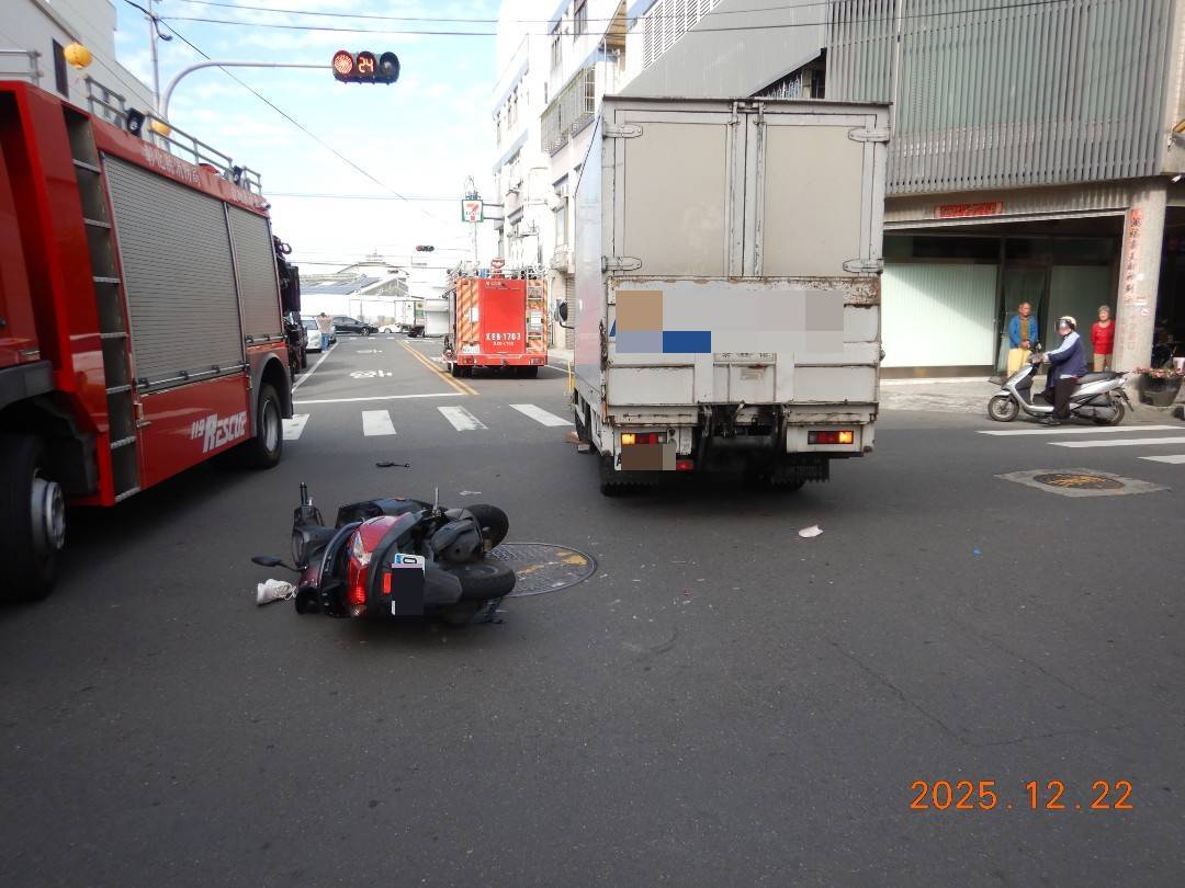 女騎士瞬間被捲車底 埔心路口女騎士捲車底 - https://www.watchmedia01.com