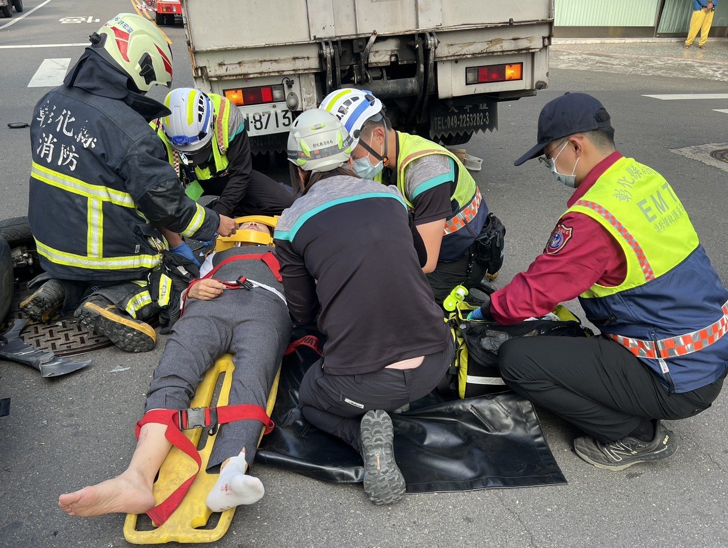 女騎士瞬間被捲車底 埔心路口女騎士捲車底 - https://www.watchmedia01.com