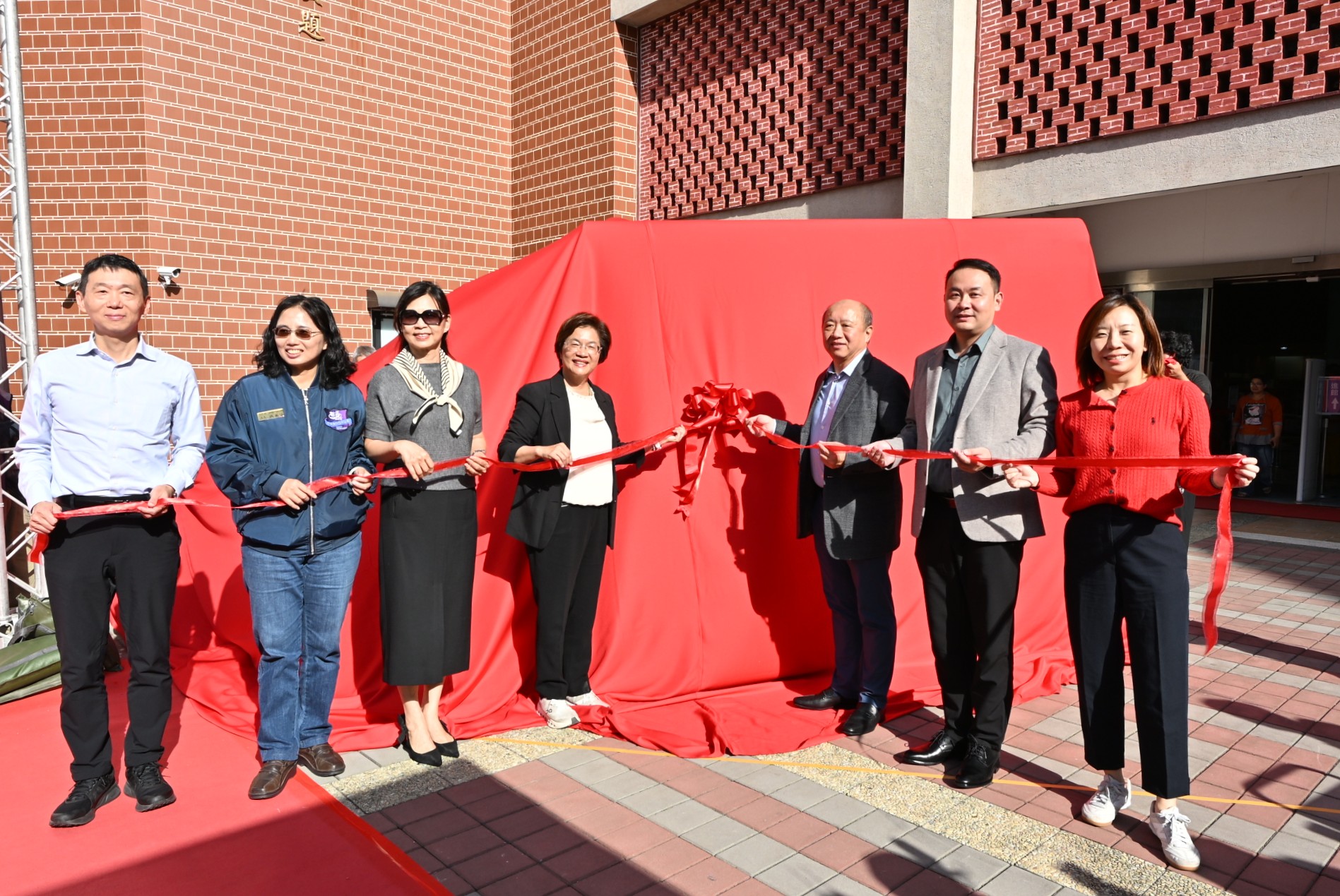 彰化「熊禮聰號」行動圖書車亮相 書香駛入校園與社區 - https://www.watchmedia01.com