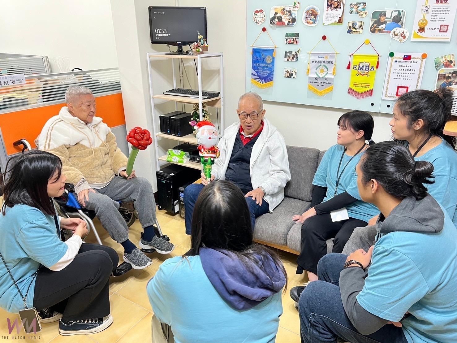 愛基會創辦人王爺爺（白外套者）勉勵珍珠生。（圖/愛基會提供）