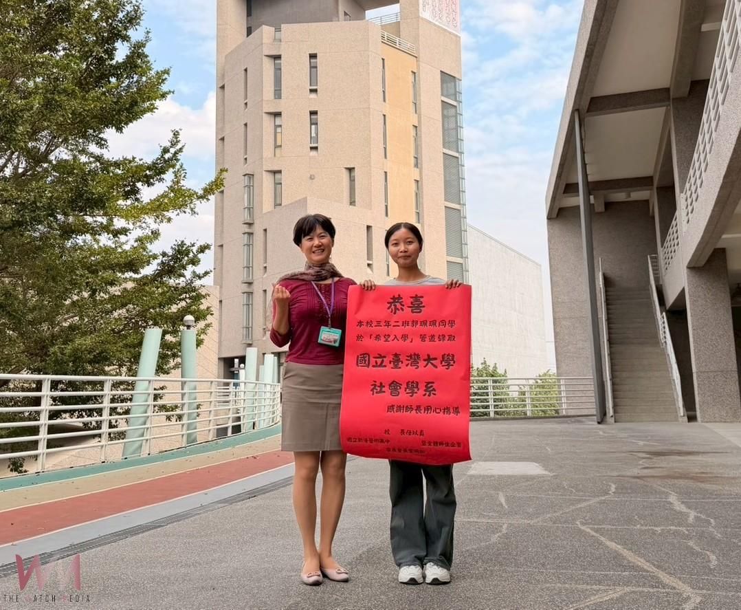 國立新港藝術高中新二代學生郭珮珮（右）憑錄取國立臺灣大學「希望入學」社會學系，成為創校以來，首位經由此管道進入全台最高學府的學生，任以真校長（左）特予鼓勵。