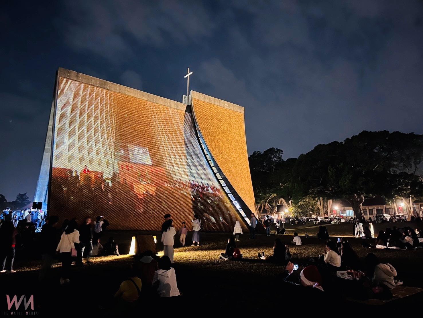 溫馨節慶嘉年華!東海點亮夜光玫瑰園、永續聖誕樹 平安夜校園人潮創高峰 - https://www.watchmedia01.com