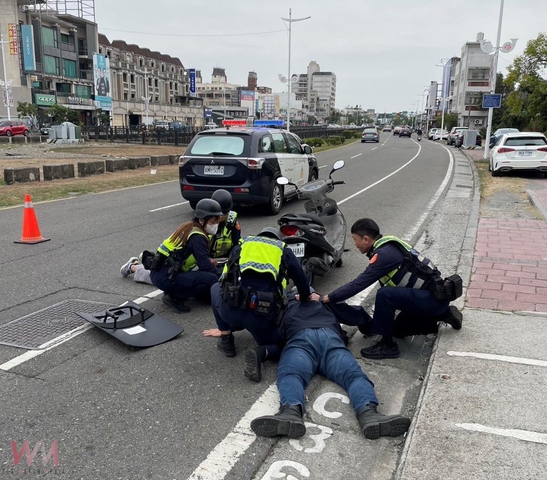 演練過程逼真，讓現場不知情提款民眾誤以為真實案件發生，立即撥打110報案。（圖/嘉義市警察局提供）