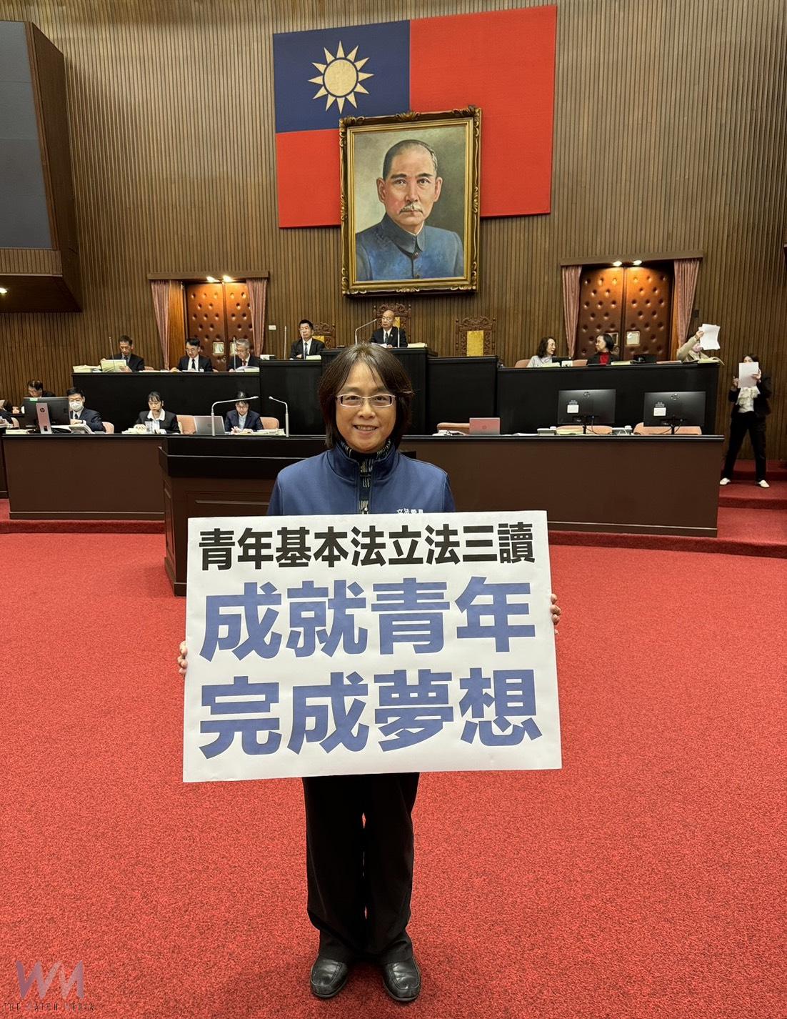 立委林倩綺在立法院國是論壇時,呼籲以制度回應孩子與青年的需求,讓支持下一代的理念落實,讓憲政體制正常運作。(圖/林倩綺立委服務處提供)