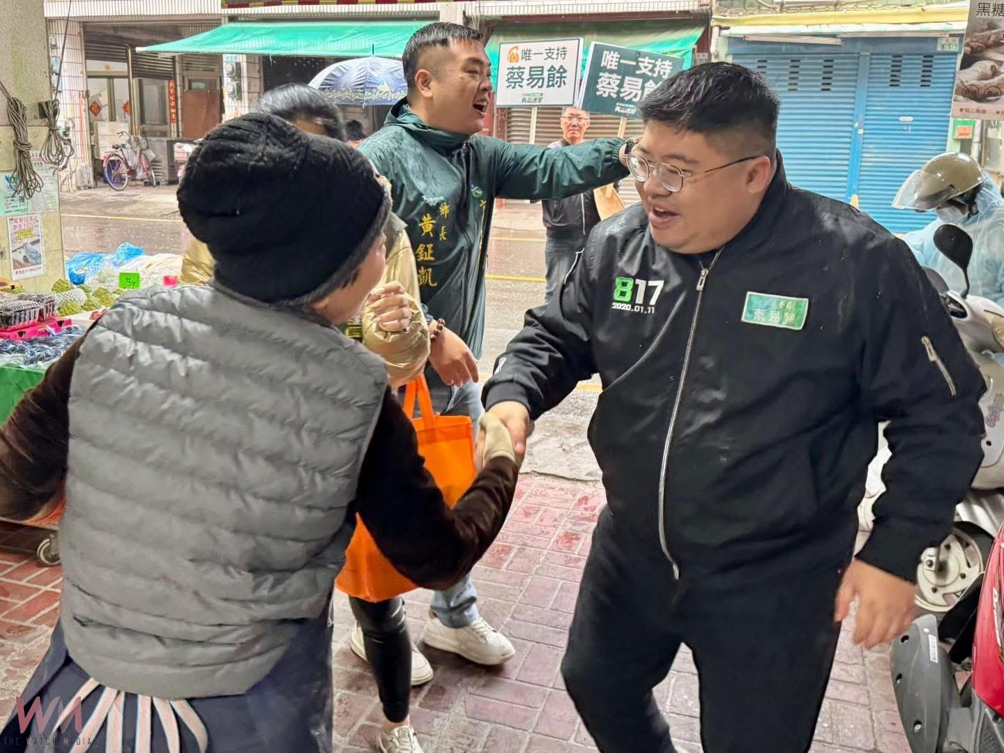 蔡易餘立委在辦公室呂文正主任、六腳鄉長黃鉦凱等人陪同,向鄉親問候爭取支持。(圖/蔡易餘服務處提供)