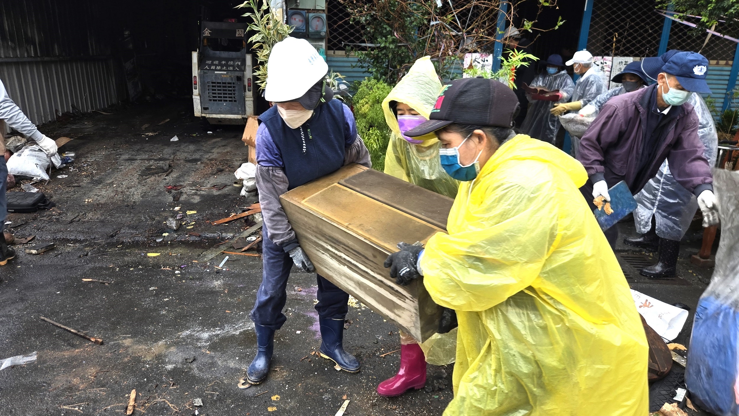 草屯近郊火噬民宅 慈濟志工冒雨動員協助清掃 - https://www.watchmedia01.com