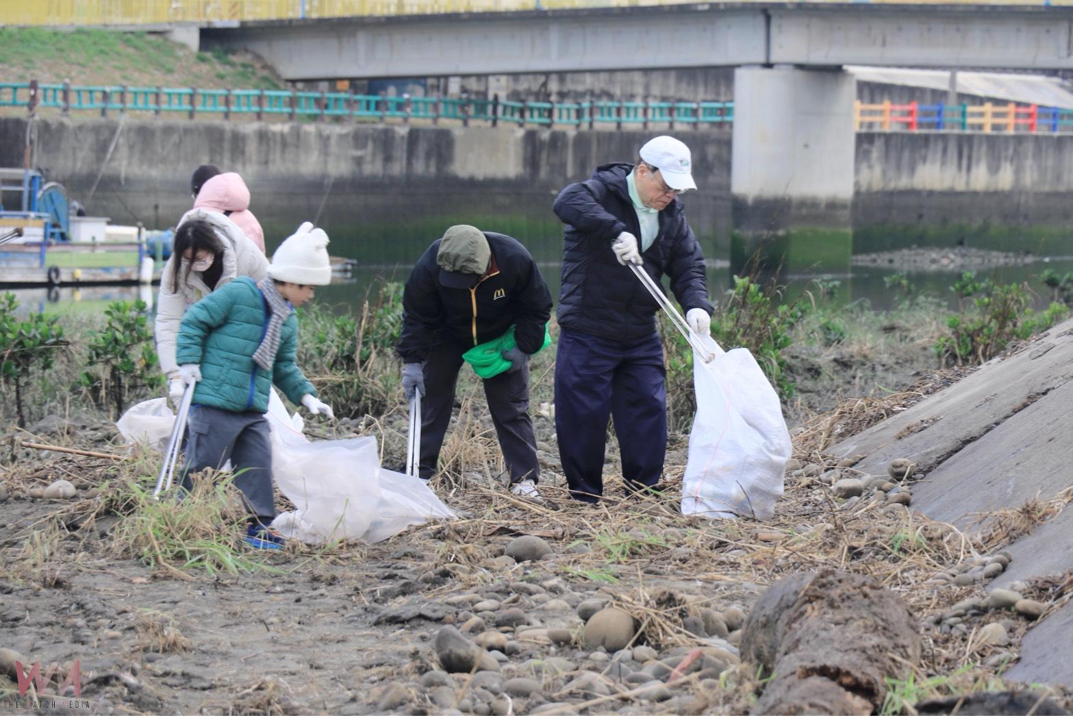落實環境永續　台中慈濟醫院攜眷大安淨灘齊心護海岸 - https://www.watchmedia01.com