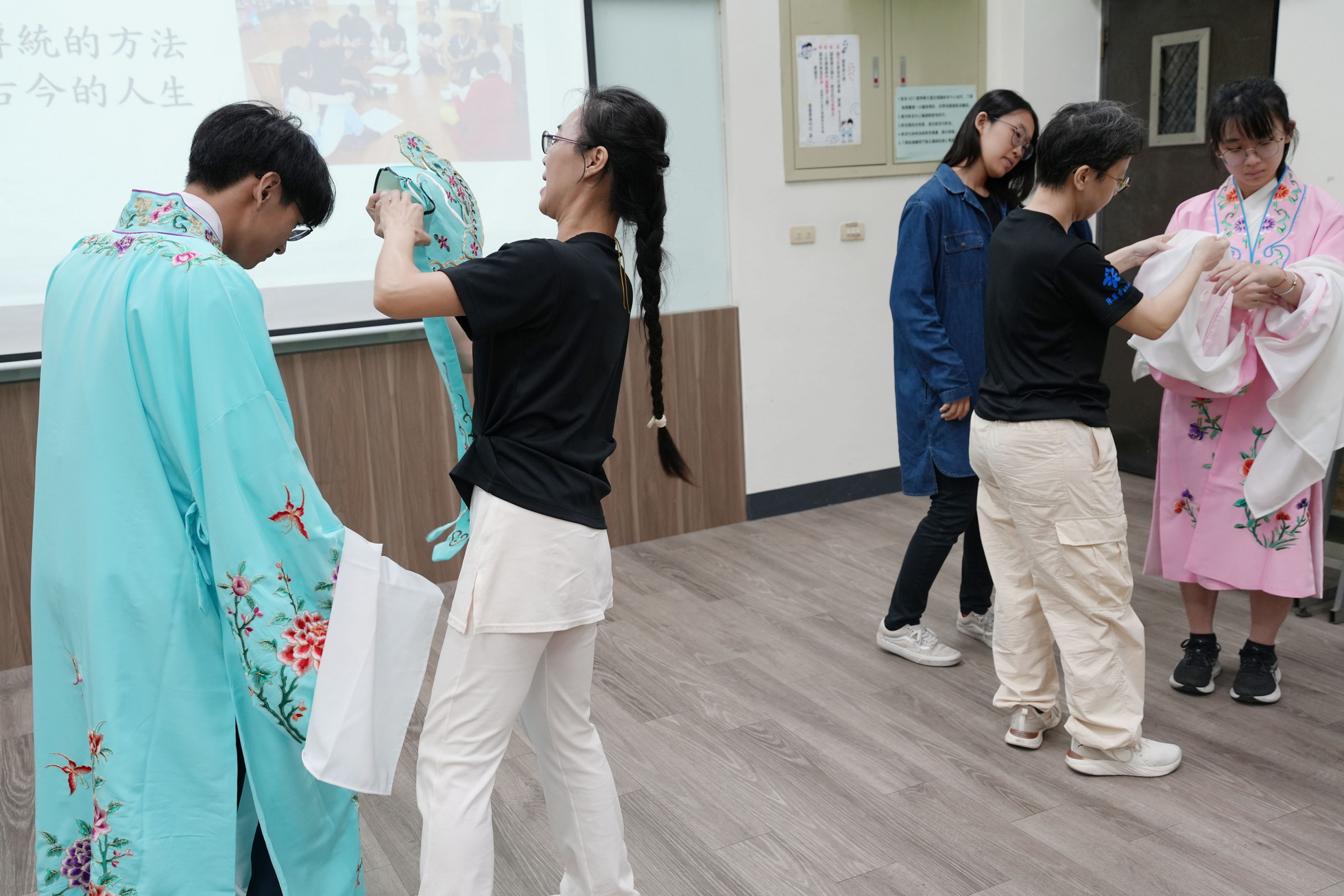 歌仔戲也能很潮!大葉學生換戲服、學身段玩戲曲 - https://www.watchmedia01.com