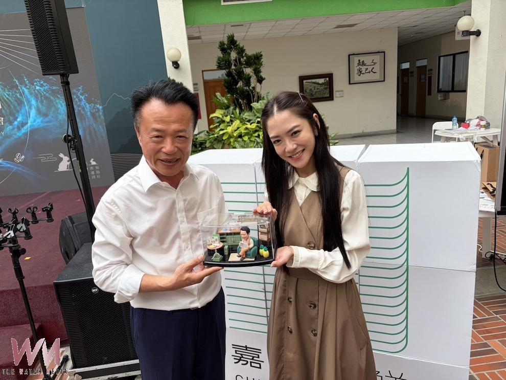 楊千霈頒「嘉義優鮮最佳代言人」予翁章梁縣長。(圖/記者陳惲朋攝)