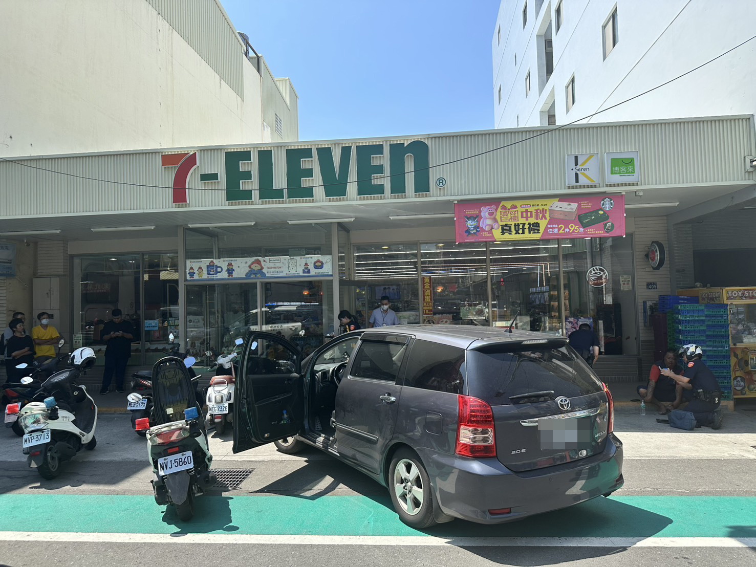 手狂抖還開車!彰化男疑毒駕撞超商 3機車遭撞倒 - https://www.watchmedia01.com